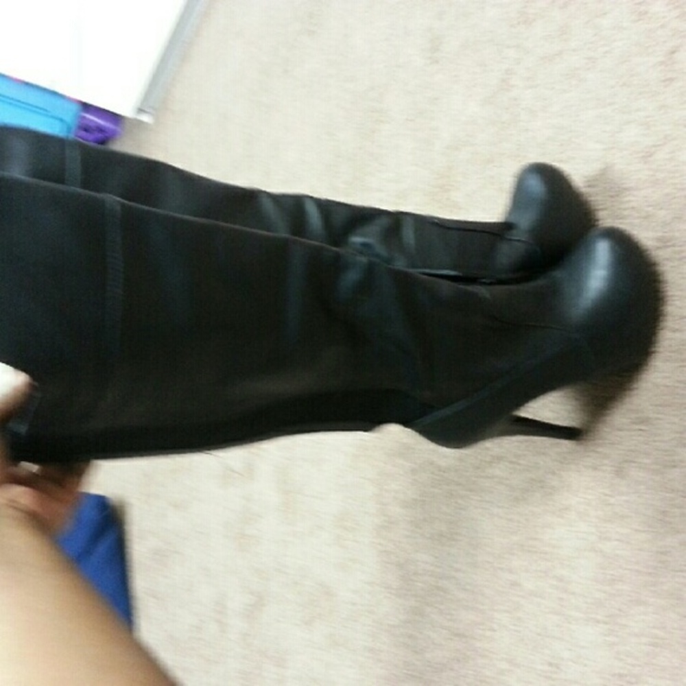 Black knee boot